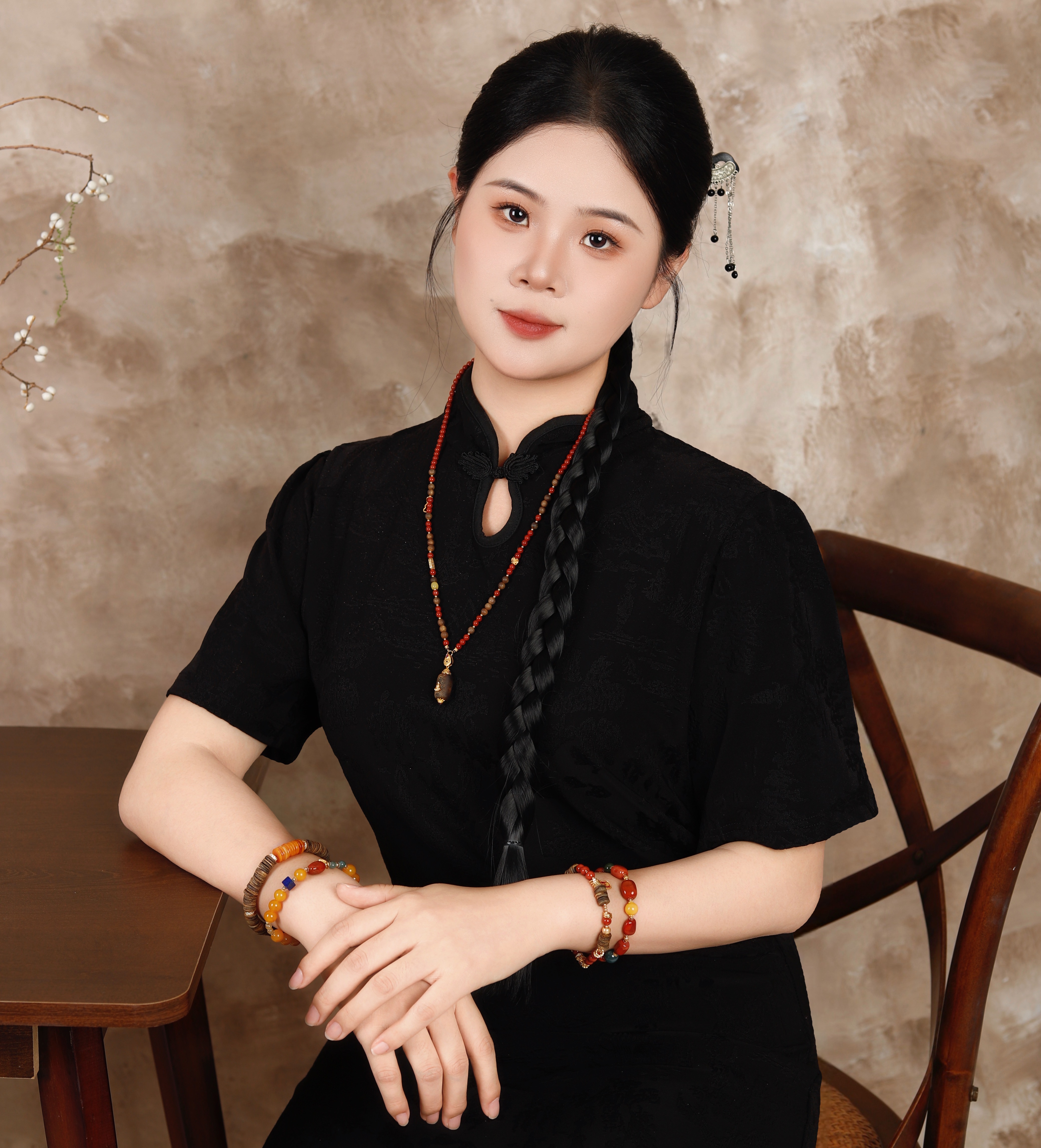 佩戴珠宝手串的国风女子